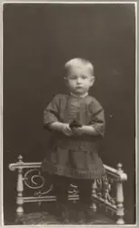 Portrett av ukjent barn. Visittkort. Stående, helfigur.