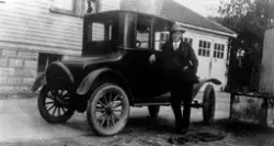 Carl Jonassen Hjelm fra Rolvsøy med bil i Minnesota, USA. Ca