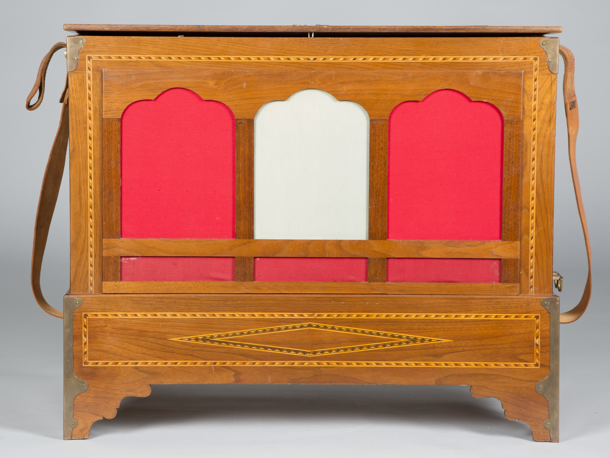 Lirekasse "Storspælle" med tilhørende rull (B). Instrumentet har 28 toner, fem register og todelt belg. Kassen er dekorert med intarsia.

Toner: C, D, F, G, A, H, c, d, e, f, f#, g, a, b, h, c’, d’, e’, f’, f#’, g’, a’, b’, h’, c’’, d’’, e’’, f’’
[men fremre reg står C, C#, D, E, F, G, .. uklar betydning]

Register:
8’ gedakt (plassert under bunn, unntatt C-pipen, som ligger over de andre stående pipene)
4’ 8 åpne piper i diskant, resten gedakt
2 2/3’ «kvint»; 13 åpne piper
2’ kun melodi (f# og oppover), totalt 17 åpne piper
1 3/5 «ters» NB! 2’ i bassregister (f og nedover)

Todelt belg. Spesiell dekor på utlassventilsstang.
Forslag laget av bjørk («uvanlig for å være Tharaldsen» brukte annet løvtre vanligvis» JMF)
«Pen intarsia på kasse, god for å vøre Tharaldsen»JMF
Pipene er relativt rike på overtoner, sanns et resultat av en relativt lav oppsnitt (JMF).