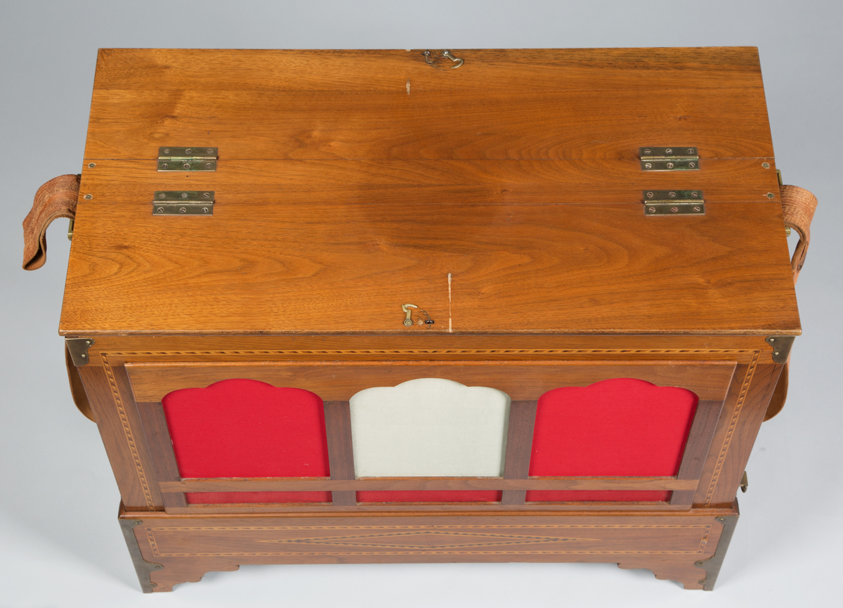 Lirekasse "Storspælle" med tilhørende rull (B). Instrumentet har 28 toner, fem register og todelt belg. Kassen er dekorert med intarsia.

Toner: C, D, F, G, A, H, c, d, e, f, f#, g, a, b, h, c’, d’, e’, f’, f#’, g’, a’, b’, h’, c’’, d’’, e’’, f’’
[men fremre reg står C, C#, D, E, F, G, .. uklar betydning]

Register:
8’ gedakt (plassert under bunn, unntatt C-pipen, som ligger over de andre stående pipene)
4’ 8 åpne piper i diskant, resten gedakt
2 2/3’ «kvint»; 13 åpne piper
2’ kun melodi (f# og oppover), totalt 17 åpne piper
1 3/5 «ters» NB! 2’ i bassregister (f og nedover)

Todelt belg. Spesiell dekor på utlassventilsstang.
Forslag laget av bjørk («uvanlig for å være Tharaldsen» brukte annet løvtre vanligvis» JMF)
«Pen intarsia på kasse, god for å vøre Tharaldsen»JMF
Pipene er relativt rike på overtoner, sanns et resultat av en relativt lav oppsnitt (JMF).