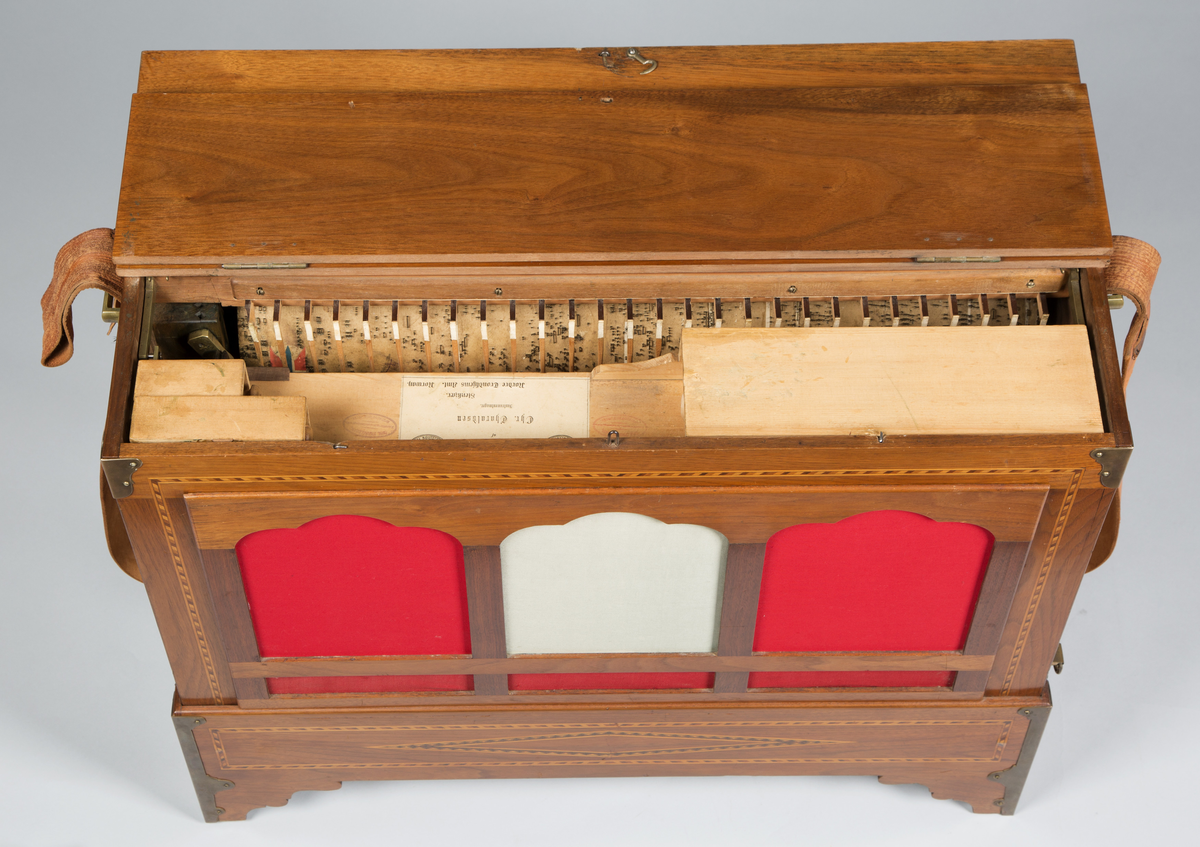 Lirekasse "Storspælle" med tilhørende rull (B). Instrumentet har 28 toner, fem register og todelt belg. Kassen er dekorert med intarsia.

Toner: C, D, F, G, A, H, c, d, e, f, f#, g, a, b, h, c’, d’, e’, f’, f#’, g’, a’, b’, h’, c’’, d’’, e’’, f’’
[men fremre reg står C, C#, D, E, F, G, .. uklar betydning]

Register:
8’ gedakt (plassert under bunn, unntatt C-pipen, som ligger over de andre stående pipene)
4’ 8 åpne piper i diskant, resten gedakt
2 2/3’ «kvint»; 13 åpne piper
2’ kun melodi (f# og oppover), totalt 17 åpne piper
1 3/5 «ters» NB! 2’ i bassregister (f og nedover)

Todelt belg. Spesiell dekor på utlassventilsstang.
Forslag laget av bjørk («uvanlig for å være Tharaldsen» brukte annet løvtre vanligvis» JMF)
«Pen intarsia på kasse, god for å vøre Tharaldsen»JMF
Pipene er relativt rike på overtoner, sanns et resultat av en relativt lav oppsnitt (JMF).