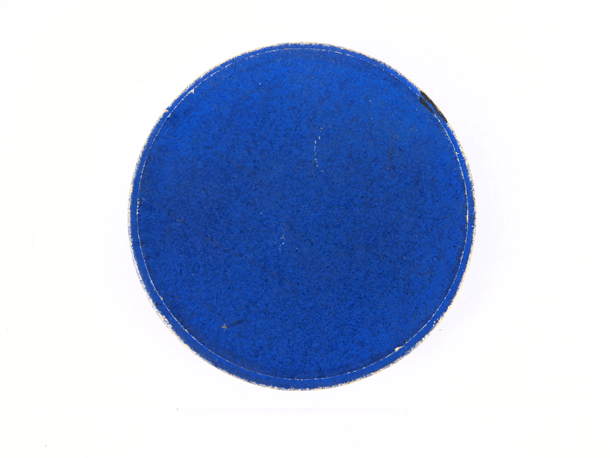 Åtsida: Bild av jordglob med platsmarkering på ekvatorn. Omgiven av 2 treuddar samt text: H.M. FYLGIA 1924 Linjen.
Frånsida: Bild av treudd och text: 19-27/12-24, lat. 0Â° o'o. W 6Â° 40'. Plats för gravering under.