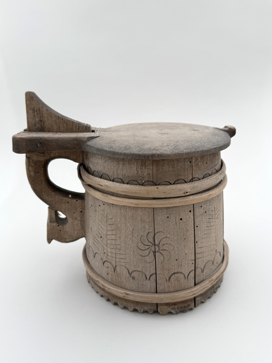 Från torpet Kojtet. Laggkärl, med enkla inbrända ornament. Märkt i botten: "P" 
Maskstungen, flera band saknas.