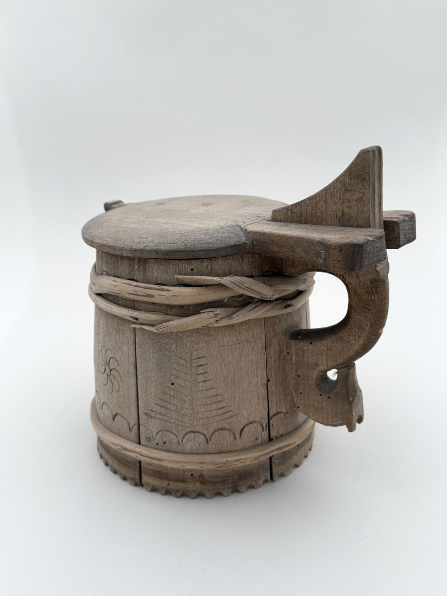 Från torpet Kojtet. Laggkärl, med enkla inbrända ornament. Märkt i botten: "P" 
Maskstungen, flera band saknas.