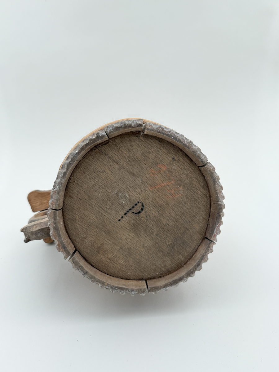 Från torpet Kojtet. Laggkärl, med enkla inbrända ornament. Märkt i botten: "P" 
Maskstungen, flera band saknas.