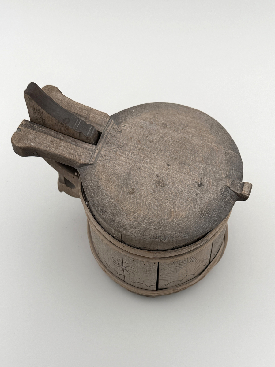 Från torpet Kojtet. Laggkärl, med enkla inbrända ornament. Märkt i botten: "P" 
Maskstungen, flera band saknas.