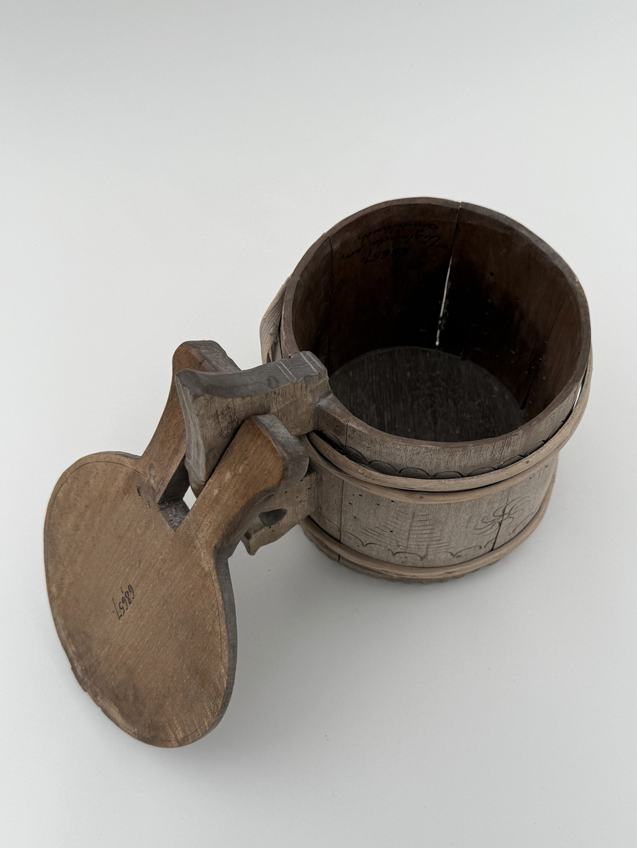 Från torpet Kojtet. Laggkärl, med enkla inbrända ornament. Märkt i botten: "P" 
Maskstungen, flera band saknas.