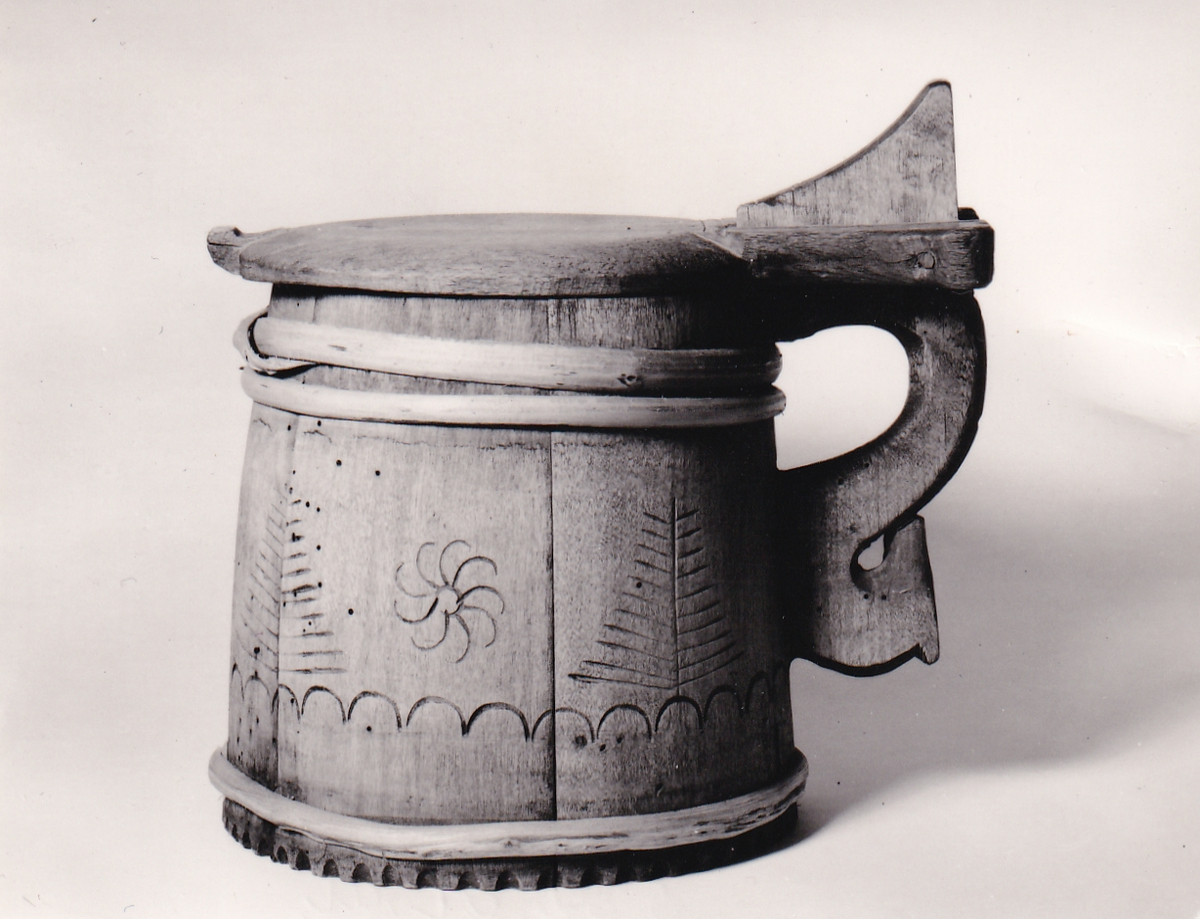 Från torpet Kojtet. Laggkärl, med enkla inbrända ornament. Märkt i botten: "P" 
Maskstungen, flera band saknas.