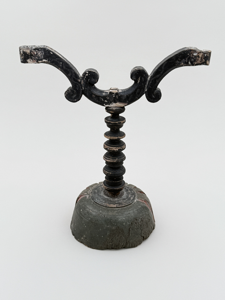 Av trä, svarvad och skuren, tvåarmad, målad i svart, rött och grönt.


Julljusstake. Enligt uppgift skuren av en soldat. Ommålad i en senare tid.