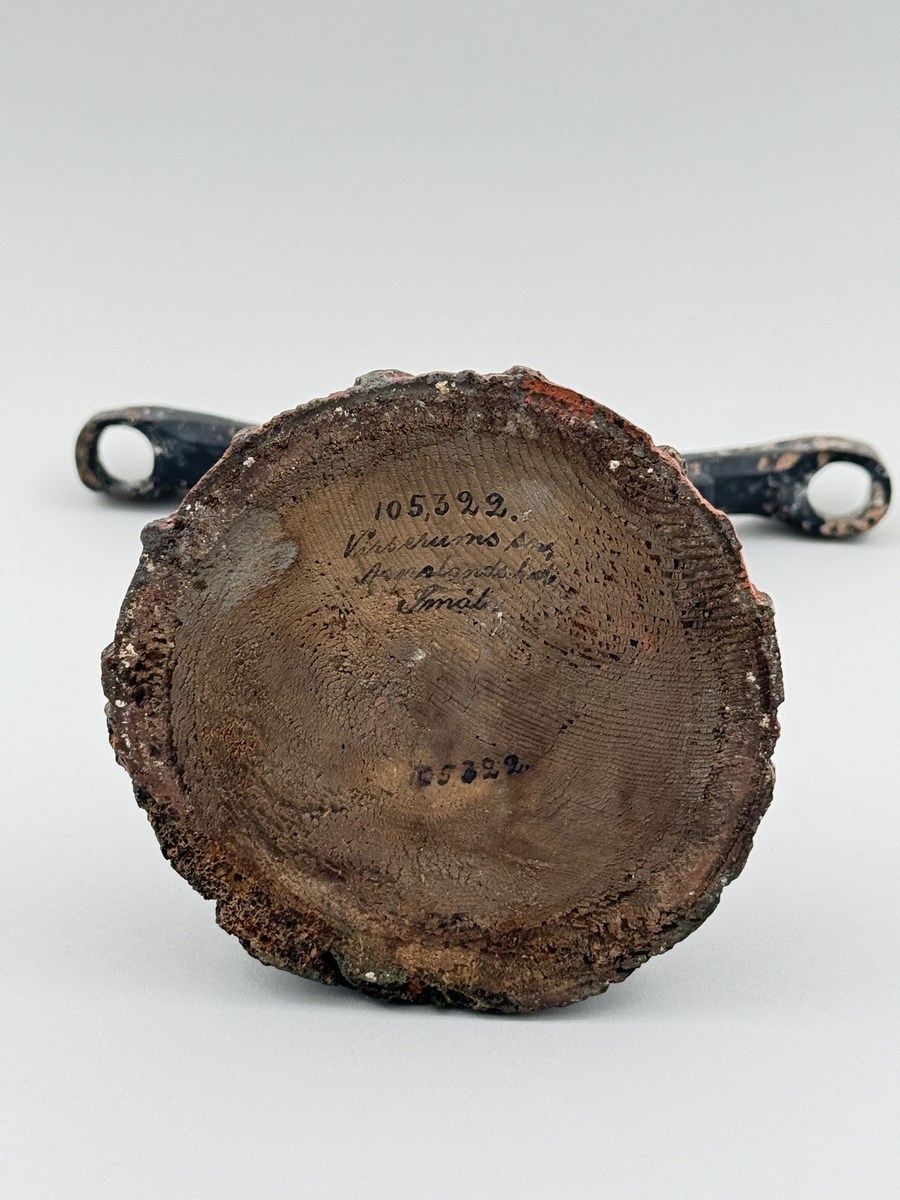 Av trä, svarvad och skuren, tvåarmad, målad i svart, rött och grönt.


Julljusstake. Enligt uppgift skuren av en soldat. Ommålad i en senare tid.