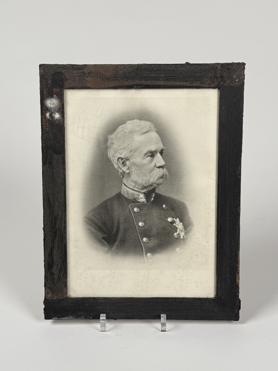 Litografiporträtt, föreställande general G. R. Abelin, i mörk glasad ram.

Ramen förefaller ha varit klädd med något sam fallit bort. 