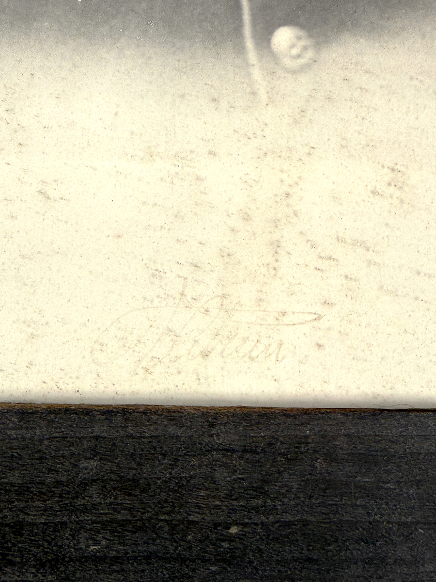 Litografiporträtt, föreställande general G. R. Abelin, i mörk glasad ram.

Ramen förefaller ha varit klädd med något sam fallit bort. 