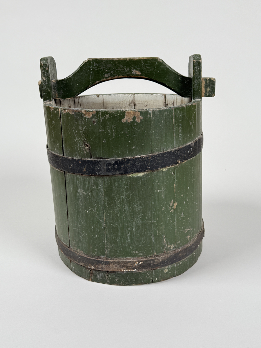 Vattenspann. Av furu, grönmålat laggkärl med handtag, två svarta järnband runt. 