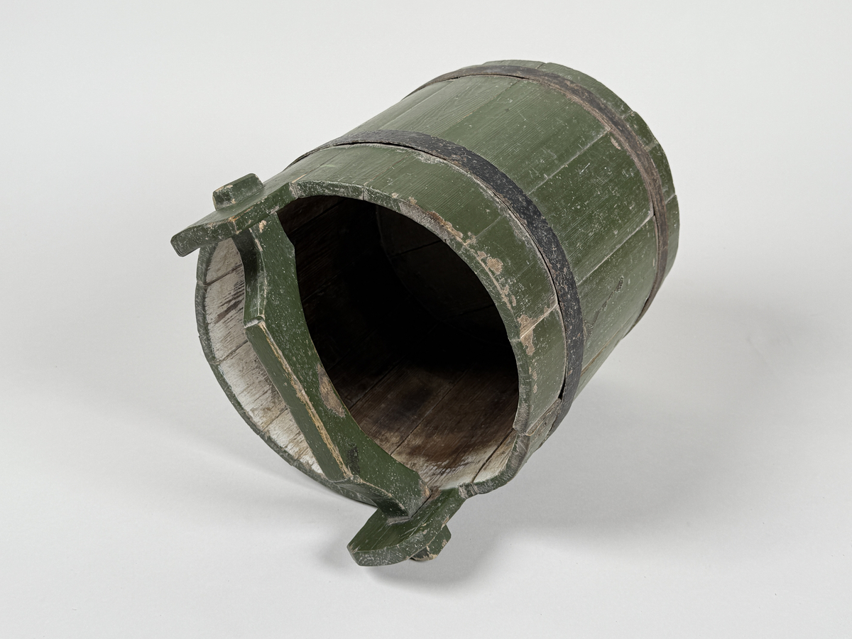 Vattenspann. Av furu, grönmålat laggkärl med handtag, två svarta järnband runt. 