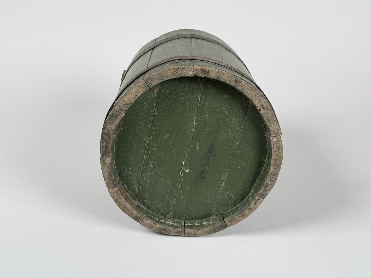 Vattenspann. Av furu, grönmålat laggkärl med handtag, två svarta järnband runt. 