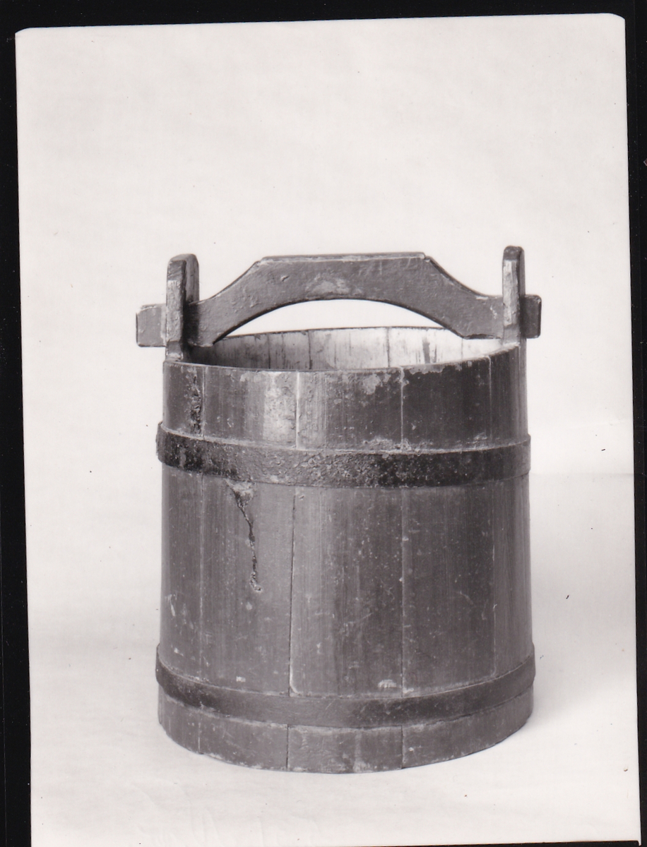Vattenspann. Av furu, grönmålat laggkärl med handtag, två svarta järnband runt. 