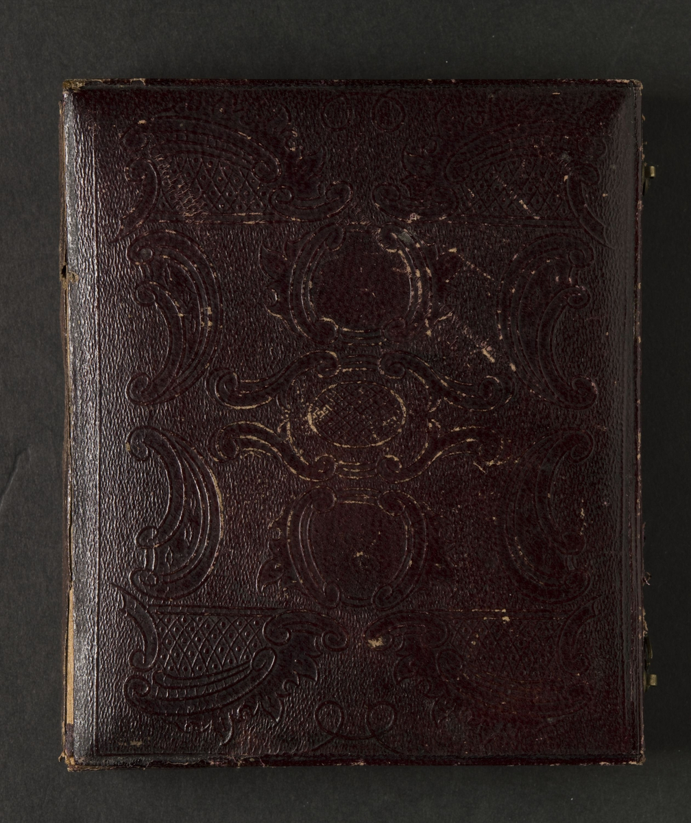 Familjeporträtt av man, hustru och dotter.