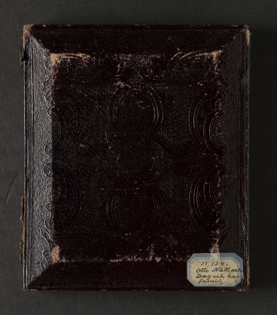 Familjeporträtt av man, hustru och dotter.