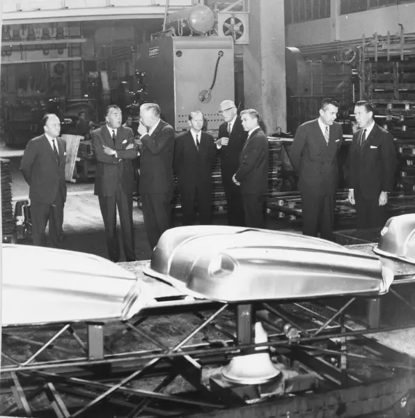 Album från prins Bertils besök på SAAB:s fabrik i Trollhätta