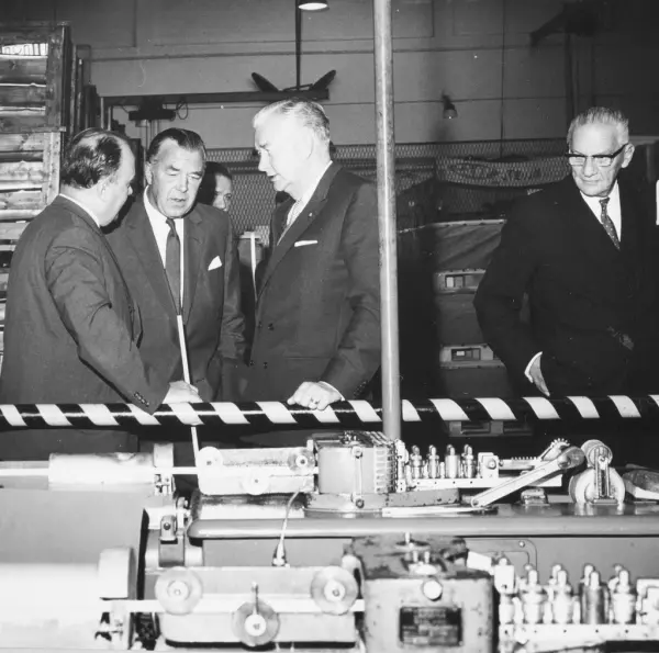 Album från prins Bertils besök på SAAB:s fabrik i Trollhätta