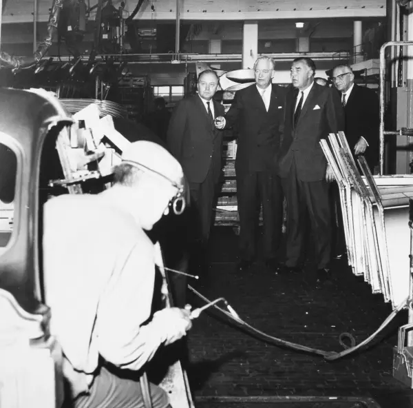 Album från prins Bertils besök på SAAB:s fabrik i Trollhätta