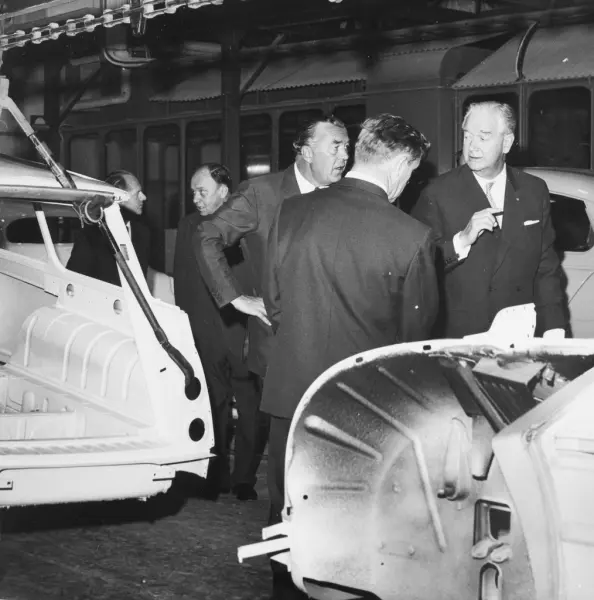 Album från prins Bertils besök på SAAB:s fabrik i Trollhätta