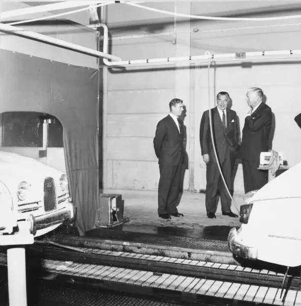 Album från prins Bertils besök på SAAB:s fabrik i Trollhätta