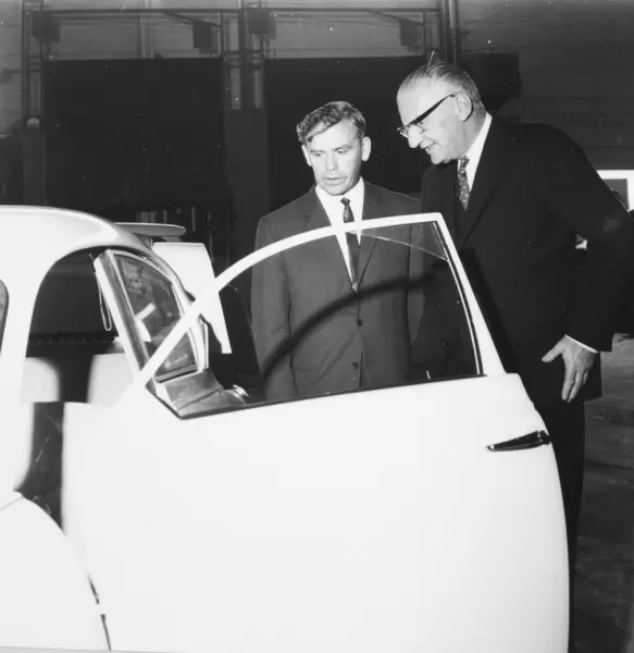 Album från prins Bertils besök på SAAB:s fabrik i Trollhätta