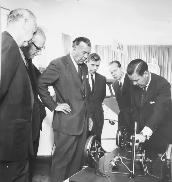 Album från prins Bertils besök på SAAB:s fabrik i Trollhätta