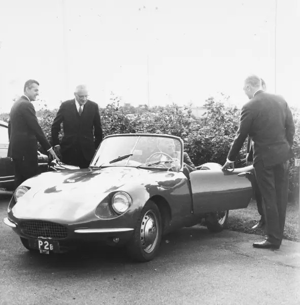 Album från prins Bertils besök på SAAB:s fabrik i Trollhätta