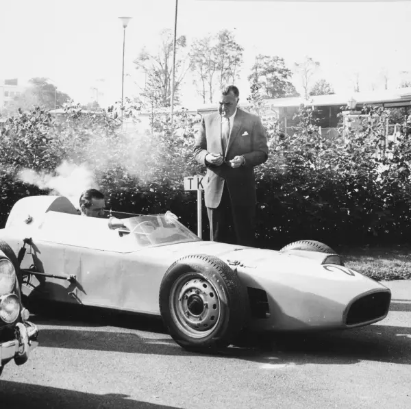 Album från prins Bertils besök på SAAB:s fabrik i Trollhätta