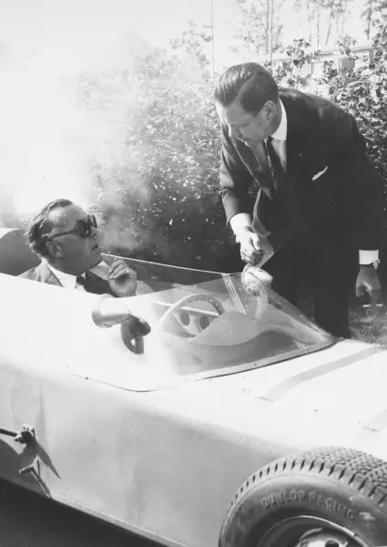 Album från prins Bertils besök på SAAB:s fabrik i Trollhätta