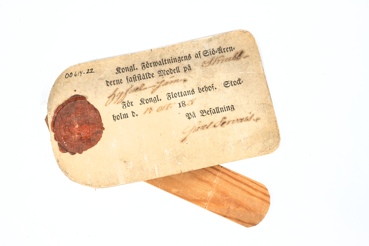 Modell i trä av skrubbhyveljärn. Vidhäftad etikett med sigill och texten "Kongl. Förwaltningens af Sjö-ärenderne faststälde modell på Skrubb-Hyfvel-järn. För Kongl. Flottans behof. Stockholm d. 19 oct. 1828. På befallning Carl Servais". Påskrift på föremålet: "Skrubb Hyfveljärn n:o 4"