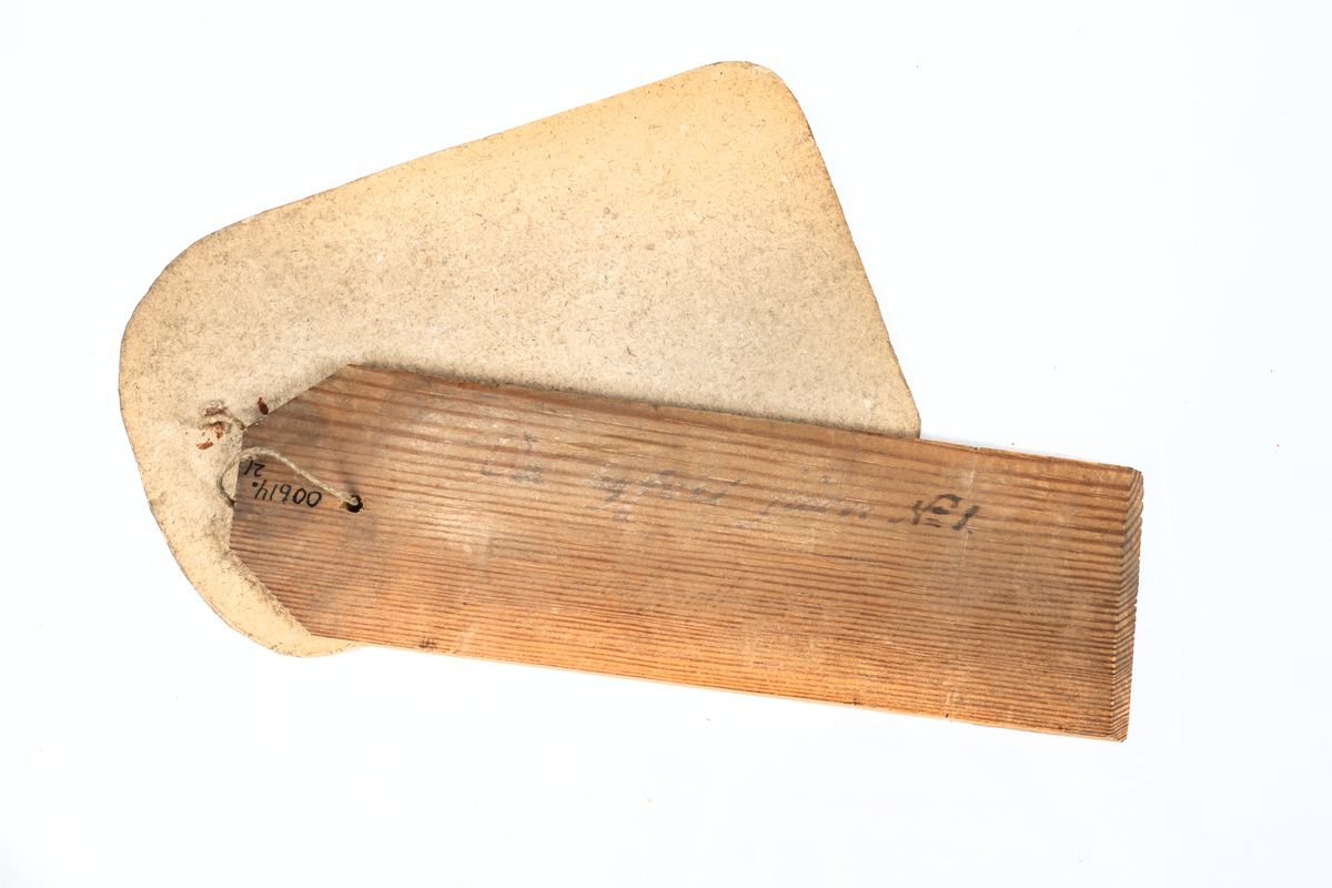 Modell i trä av oxhyveljärn. Vidhäftad etikett med sigill och texten "Kongl. Förwaltningens af Sjö-ärenderne faststälde modell på oxhyfveljärn mindre. För Kongl. Flottans behof. Stockholm d. 19 oct. 1828. På befallning Carl Servais". Påskrift på föremålet: Ox hyfvel järn n:o 1"