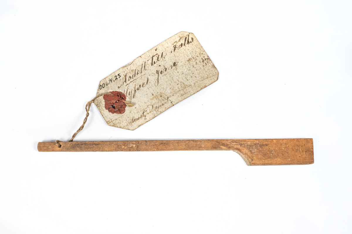 Modell i trä av falshyveljärn. Vidhäftad etikett med sigill och texten "Modell till Falls Hyfvel jern. Const Depart."