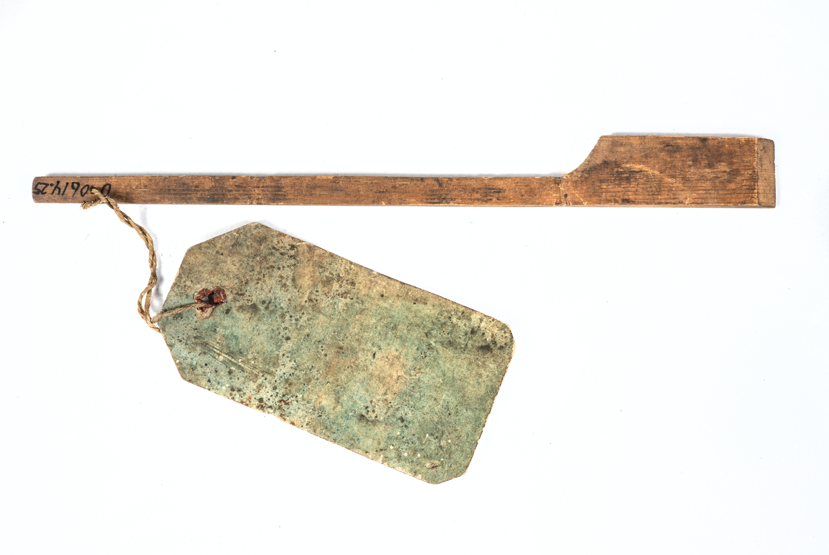 Modell i trä av falshyveljärn. Vidhäftad etikett med sigill och texten "Modell till Falls Hyfvel jern. Const Depart."