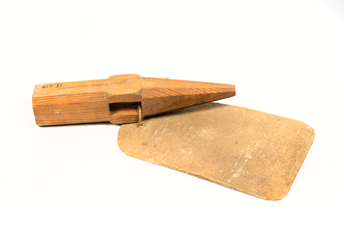 Modell i trä av pynthammare. Vidhäftad etikett med sigill och texten "Kongl. Förwaltningens af Sjö-ärenderne faststälde modell på Pynt-Hammare. För Kongl. Flottans behof. Stockholm d. 19 oct. 1828. På befallning Carl Servais"