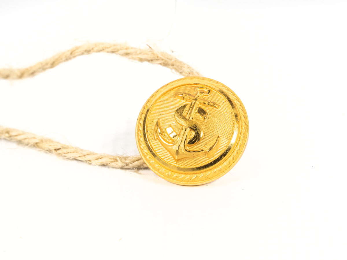 Uniformsknapp från Stockholms Rederi AB Svea.