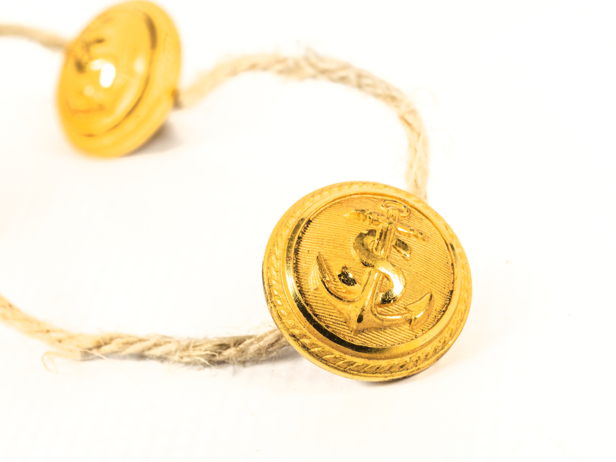 Uniformsknapp från Stockholms Rederi AB Svea.