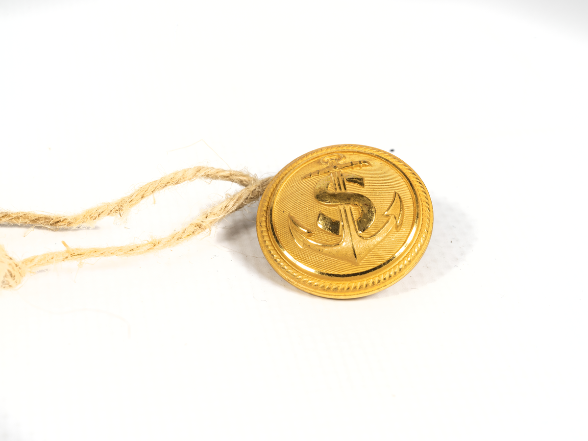 Uniformsknapp från Stockholms Rederi AB Svea.