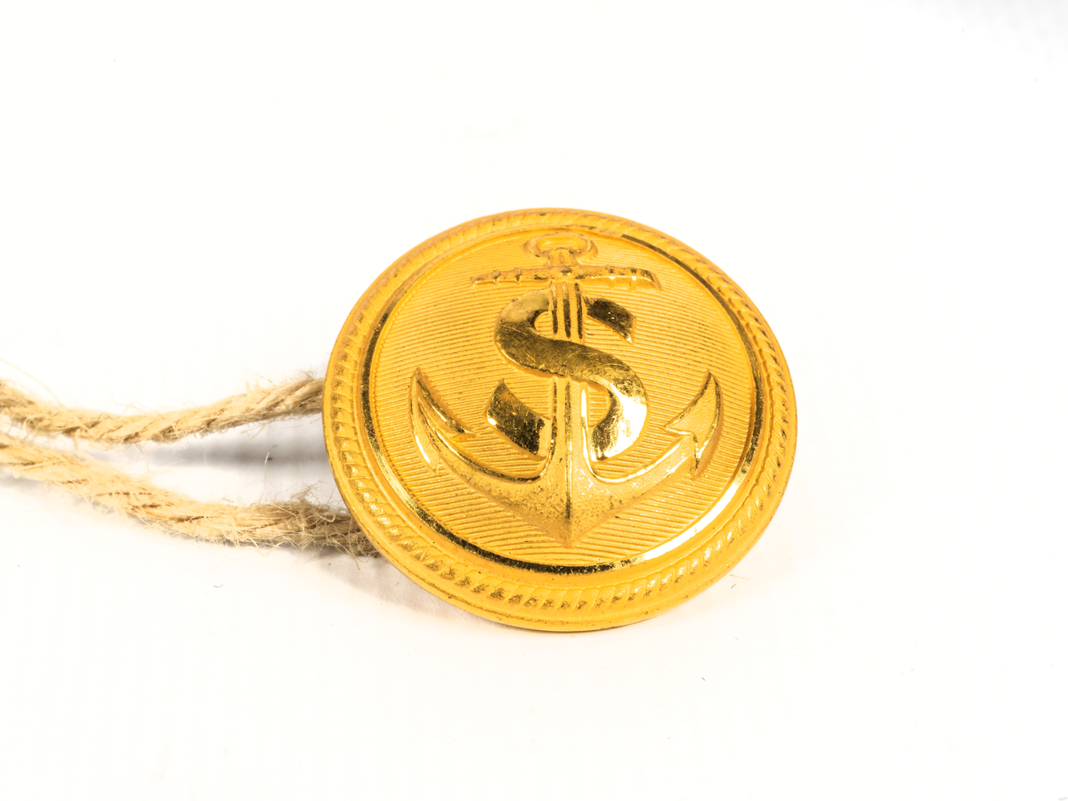 Uniformsknapp från Stockholms Rederi AB Svea.