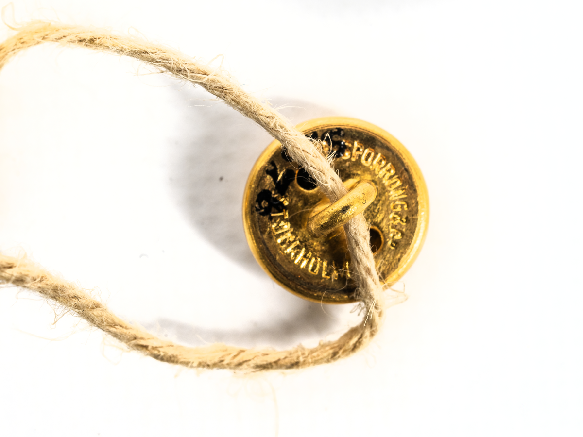 Uniformsknapp från Stockholms Rederi AB Svea.