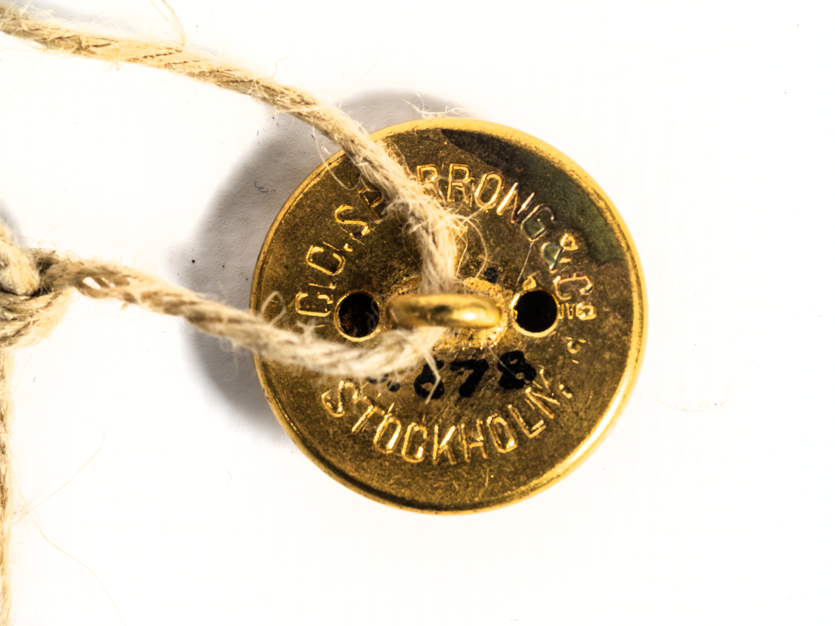 Uniformsknapp från Stockholms Rederi AB Svea.