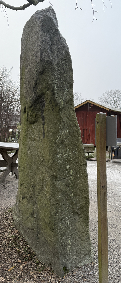 Runsten från Norslunda med inskrift, tolkat som: "Kylving och Stenfrid och Sigfast läto resa denna sten efter Östen, Gunnars son ... Gud hjälpe hans själ"
