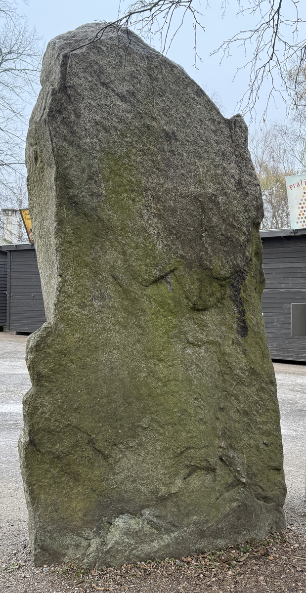 Runsten från Norslunda med inskrift, tolkat som: "Kylving och Stenfrid och Sigfast läto resa denna sten efter Östen, Gunnars son ... Gud hjälpe hans själ"