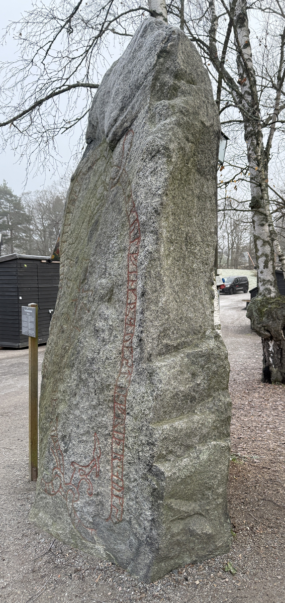 Runsten från Norslunda med inskrift, tolkat som: "Kylving och Stenfrid och Sigfast läto resa denna sten efter Östen, Gunnars son ... Gud hjälpe hans själ"