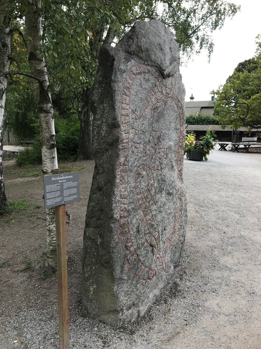 Runsten från Norslunda med inskrift, tolkat som: "Kylving och Stenfrid och Sigfast läto resa denna sten efter Östen, Gunnars son ... Gud hjälpe hans själ"