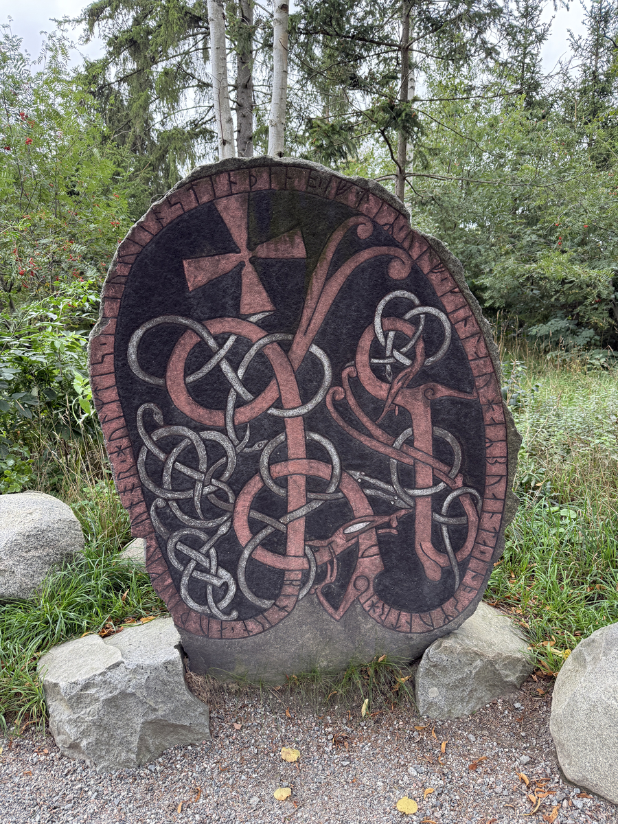 Runsten med inskrift, tolkat som: "Björn, Ödulv, Gunnar, Holmdis läto resa denna sten efter Ulv, Ginnlögs man. Och Åsmund högg"