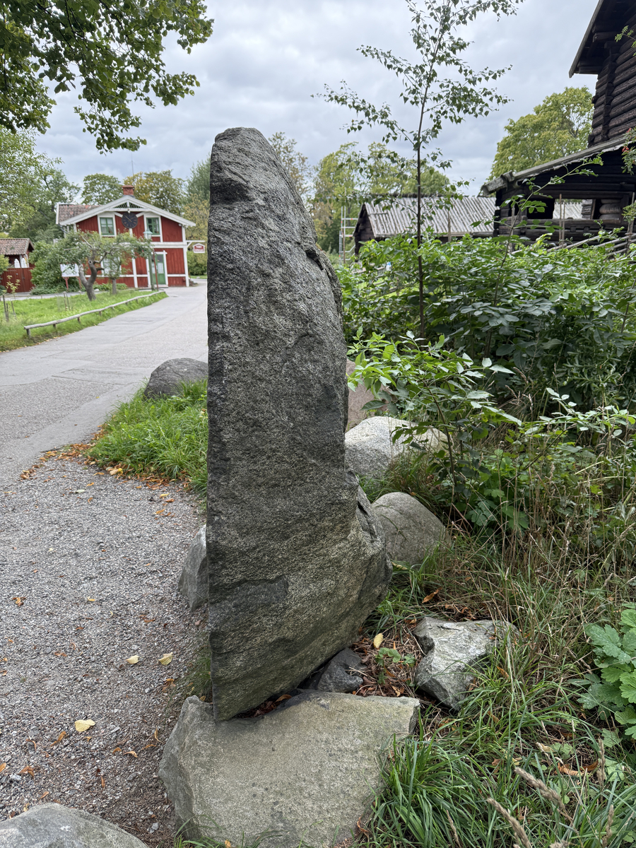 Runsten med inskrift, tolkat som: "Björn, Ödulv, Gunnar, Holmdis läto resa denna sten efter Ulv, Ginnlögs man. Och Åsmund högg"