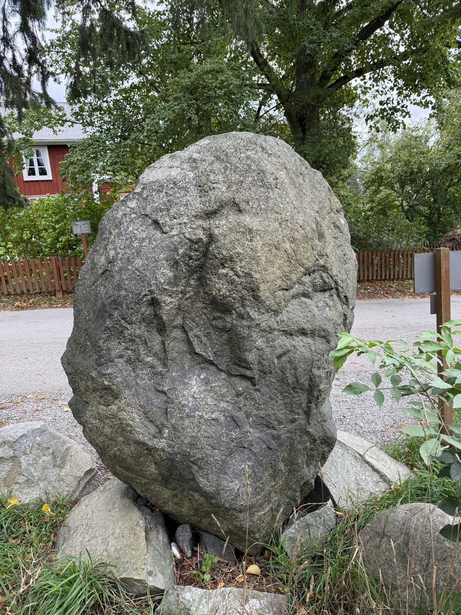 Runsten med inskrift, tolkat som: "Björn, Ödulv, Gunnar, Holmdis läto resa denna sten efter Ulv, Ginnlögs man. Och Åsmund högg"